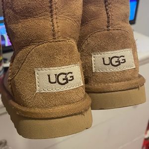 Little girl clean ugg boots